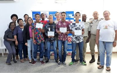 Jovens concluem o primeiro Curso de Informática Básico do Quarto Batalhão.